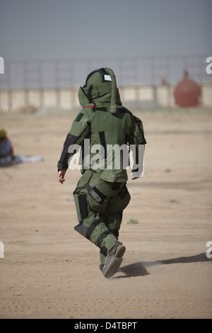 Kunduz, Afghanistan - UN U.S. Marine tente d'exécution dans une armée allemande EOD blast costume. Banque D'Images