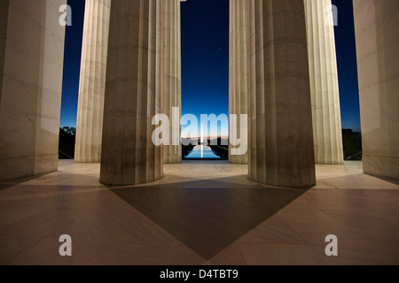 Washington Monument au coucher du soleil, vu depuis le Lincoln Memorial, Washington D.C., USA. Banque D'Images