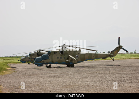Garde de l'ANC cherche un abri contre le soleil dans le cadre d'un hélicoptère d'attaque Mi-35 à l'Aérodrome de Kunduz, dans le Nord de l'Afghanistan. Banque D'Images