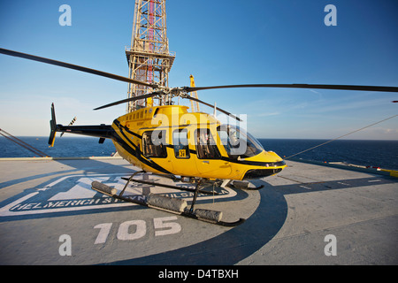 Un hélicoptère Bell 407 sur l'hélisurface de l'utilitaire d'une plate-forme pétrolière. Banque D'Images