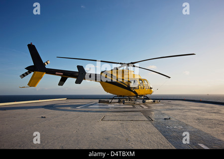 Un hélicoptère Bell 407 sur l'hélisurface de l'utilitaire d'une plate-forme pétrolière. Banque D'Images