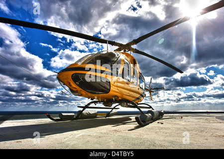 Un hélicoptère Bell 407 sur l'hélisurface de l'utilitaire d'une plate-forme pétrolière. Banque D'Images