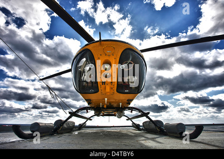 Un hélicoptère Bell 407 sur l'hélisurface de l'utilitaire d'une plate-forme pétrolière. Banque D'Images