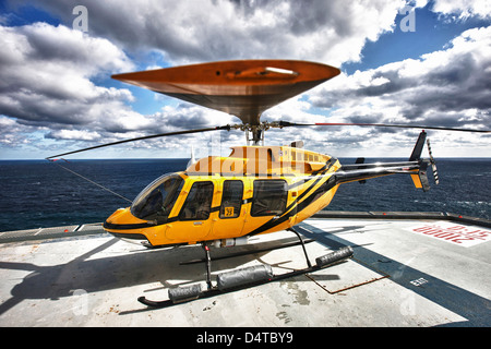 Un hélicoptère Bell 407 sur l'hélisurface de l'utilitaire d'une plate-forme pétrolière. Banque D'Images