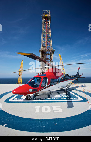 Hélicoptère AgustaWestland AW109E en stationnement sur l'aire d'une plate-forme pétrolière dans le golfe du Mexique. Banque D'Images