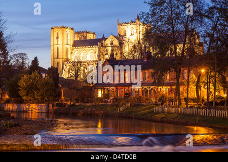 La cathédrale de Ripon dans la rivière Skell, Yorkshire du Nord. Banque D'Images