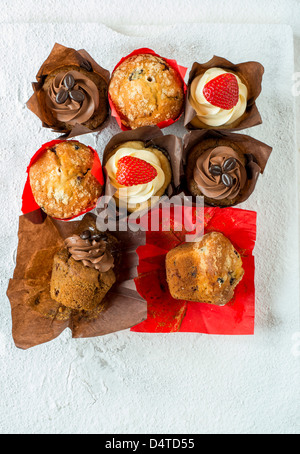 Une sélection colorée de muffins et cupcakes Banque D'Images