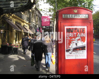 Une cabine téléphonique rouge à une route d'affaires à Londres, Royaume-Uni, 26 octobre 2009. Photo : Johannes Reichert Banque D'Images
