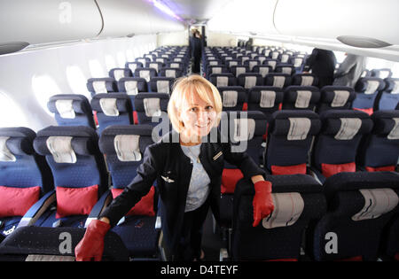 Une hôtesse se tient dans l'économie de la cabine A380 d'Air France KLM à l'usine Airbus à Hamburg-Finkenwerder, Allemagne, 30 octobre 2009. Le Français Air France est la première compagnie européenne à mettre l'A380 en service. 600 personnes, 200 d'entre eux à partir de la France, est venu à la cérémonie sur le site. Photo : Marcus Brandt Banque D'Images