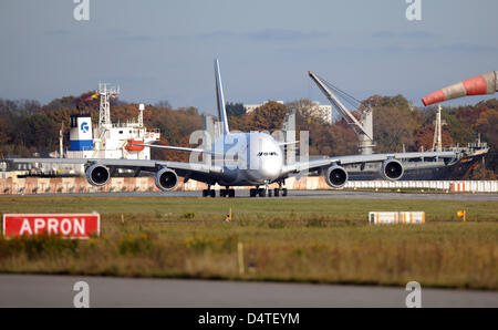 L'airbus A380 d'Air France KLM arrive à la piste de l'usine Airbus à Hamburg-Finkenwerder, Allemagne, 30 octobre 2009. Le transporteur français Air France est la première compagnie européenne à mettre l'A380 en service. Un total de 600 personnes, 200 d'entre eux à partir de la France, est venu à la cérémonie sur le site. Photo : Marcus Brandt Banque D'Images