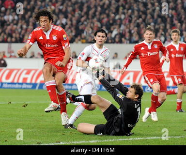 Stuttgart ?s gardien de but Jens Lehmann (C) et Munich ?s Luca Toni (L) rivalisent pour le ballon pendant le match de Bundesliga allemande le VFB Stuttgart vs Bayern Munich à Mercedes-Benz Arena de Stuttgart, Allemagne, 31 octobre 2009. Photo : BERND WEISSBROD (ATTENTION : EMBARGO SUR LES CONDITIONS ! Le LDF permet la poursuite de l'utilisation des images dans l'IPTV, les services mobiles et autres technologies nouvelles aucun comte Banque D'Images