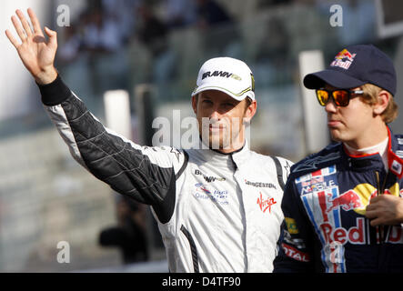 Pilote de Formule 1 britannique Jenson Button de Brawn GP (L) et l'allemand Sebastian Vettel, pilote de Formule 1 de Red Bull Racing (R) sur la photo pendant les pilotes ? Parade au Circuit de Yas Marina à Abu Dhabi, Émirats arabes unis, 01 novembre 2009. La jeune fille la Formule 1 Grand Prix d'Abu Dhabi est tenue le 01 novembre 2009. Photo : Jens Buettner Banque D'Images