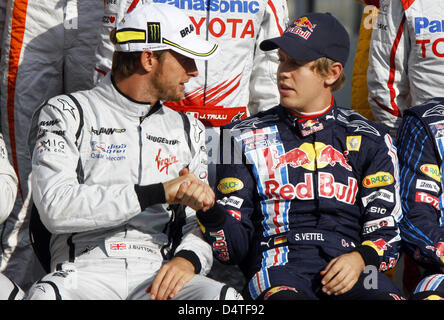 Pilote de Formule 1 britannique Jenson Button de Brawn GP (L) et l'allemand Sebastian Vettel, pilote de Formule 1 de Red Bull Racing (R) sur la photo pendant les pilotes ? Parade au Circuit de Yas Marina à Abu Dhabi, Émirats arabes unis, 01 novembre 2009. La jeune fille la Formule 1 Grand Prix d'Abu Dhabi est tenue le 01 novembre 2009. Photo : Jens Buettner Banque D'Images