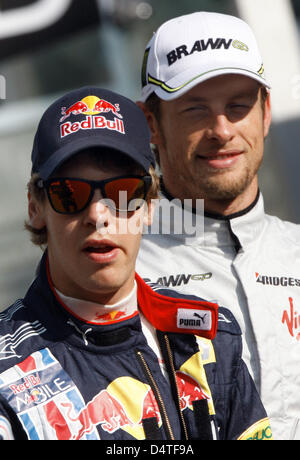 Pilote de Formule 1 britannique Jenson Button de Brawn GP (R) et l'allemand Sebastian Vettel, pilote de Formule 1 de Red Bull Racing (L) au cours de la photo les pilotes ? Parade au Circuit de Yas Marina à Abu Dhabi, Émirats arabes unis, 01 novembre 2009. La jeune fille la Formule 1 Grand Prix d'Abu Dhabi est tenue le 01 novembre 2009. Photo : Jens Buettner Banque D'Images