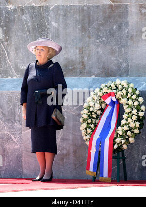 La Reine Beatrix des Pays-Bas dépose une gerbe sur l'autel de la Patria dans la ville de Mexico, Mexique, 03 novembre 2009. La famille royale néerlandaise est sur une visite au Mexique du 03 au 06 novembre 2009. Photo : Patrick van Katwijk Banque D'Images