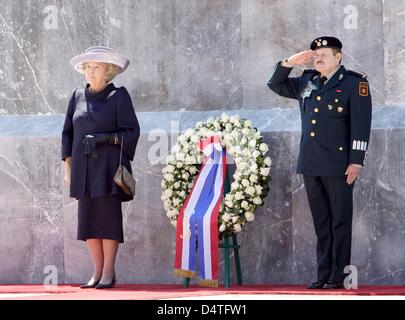 La Reine Beatrix des Pays-Bas dépose une gerbe sur l'autel de la Patria dans la ville de Mexico, Mexique, 03 novembre 2009. La famille royale néerlandaise est sur une visite au Mexique du 03 au 06 novembre 2009. Photo : Patrick van Katwijk Banque D'Images