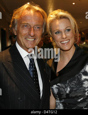 Luca Cordero di Montezemolo (L), le président de Fiat et Ferrari, parle à race driver Christina Surer lors de l'attribution du volant d'Or ?annuel ? Chez Axel Springer Publishing House à Berlin, Allemagne, 04 novembre 2009. Cette année ?s en circulation sur les nouvelles versions sont à l'honneur avec le prix tant convoité à l'étranger qui a été établie en fonction de l'éditeur Axel Springer en 1976. Photo : Banque D'Images