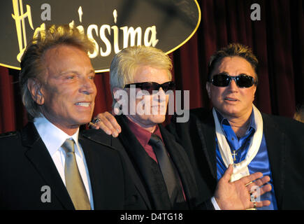 Artistes et magiciens Siegfried Fischbacher, (L) et Roy (corne, R) et chanteur allemand Heino (C) sont invités à la soirée spectacle Fantissima ? ? À ?Phantasialand ? Dans Bruehl, près de Cologne, Allemagne, 04 novembre 2009. Après l'accident de la vie en danger avec un tigre blanc en 2003 à Las Vegas, Roy a été dit de ne jamais être en mesure de voyager à nouveau. Photo : Horst Ossinger Banque D'Images