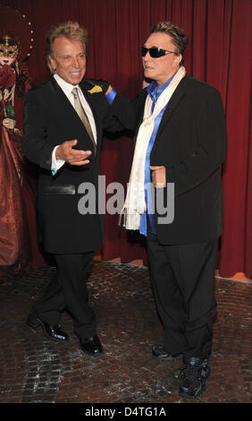 Artistes et magiciens Siegfried Fischbacher, (L) et Roy (corne, R) sont invités à la soirée spectacle Fantissima ? ? À ?Phantasialand ? Dans Bruehl, près de Cologne, Allemagne, 04 novembre 2009. Après l'accident de la vie en danger avec un tigre blanc en 2003 à Las Vegas, Roy a été dit de ne jamais être en mesure de voyager à nouveau. Photo : Joerg Carstensen Banque D'Images