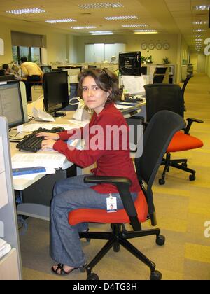 Le personnel d'Al Jazeera Stephanie Doetzer en photo sur son bureau à Doha, Qatar, 29 octobre 2009. Doetzer est le seul allemand travaillant à l'news network, mais ne se sent pas dans l'exotique studio moderne situé entre le désert, l'île verte et artificiellement le trafic haut-lève-tôt. Quand Al Jazeera a lancé son programme en anglais il y a trois ans, beaucoup d'Doetzers collègues britanniques s'installe à Doh Banque D'Images