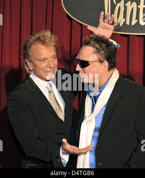 Artistes et magiciens Siegfried Fischbacher, (L) et Roy (corne, R) sont invités à la soirée spectacle Fantissima ? ? À ?Phantasialand ? Dans Bruehl, près de Cologne, Allemagne, 04 novembre 2009. Après l'accident de la vie en danger avec un tigre blanc en 2003 à Las Vegas, Roy a été dit de ne jamais être en mesure de voyager à nouveau. Photo : Joerg Carstensen Banque D'Images