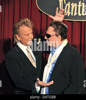 Artistes et magiciens Siegfried Fischbacher, (L) et Roy (corne, R) sont invités à la soirée spectacle Fantissima ? ? À ?Phantasialand ? Dans Bruehl, près de Cologne, Allemagne, 04 novembre 2009. Après l'accident de la vie en danger avec un tigre blanc en 2003 à Las Vegas, Roy a été dit de ne jamais être en mesure de voyager à nouveau. Photo : Joerg Carstensen Banque D'Images