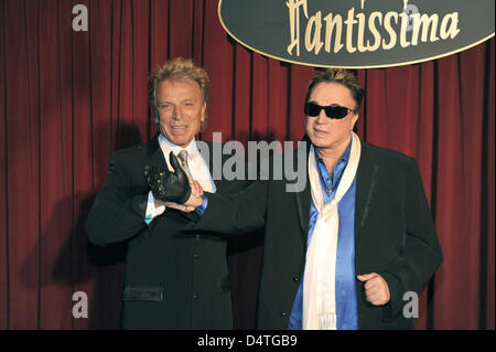 Artistes et magiciens Siegfried Fischbacher, (L) et Roy (corne, R) sont invités à la soirée spectacle Fantissima ? ? À ?Phantasialand ? Dans Bruehl, près de Cologne, Allemagne, 04 novembre 2009. Après l'accident de la vie en danger avec un tigre blanc en 2003 à Las Vegas, Roy a été dit de ne jamais être en mesure de voyager à nouveau. Photo : Joerg Carstensen Banque D'Images