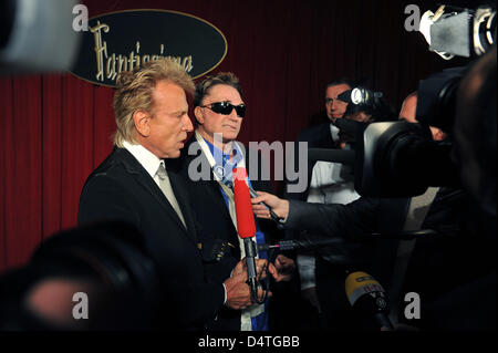 Artistes et magiciens Siegfried Fischbacher, (L) et Roy (corne, R) sont invités à la soirée spectacle Fantissima ? ? À ?Phantasialand ? Dans Bruehl, près de Cologne, Allemagne, 04 novembre 2009. Après l'accident de la vie en danger avec un tigre blanc en 2003 à Las Vegas, Roy a été dit de ne jamais être en mesure de voyager à nouveau. Photo : Joerg Carstensen Banque D'Images