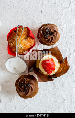 Une sélection de muffins et cupcakes colorés Banque D'Images