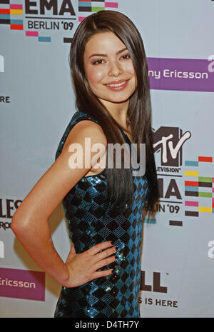 L'actrice et chanteuse nous Miranda Cosgrove arrive à les MTV Europe Music Awards à O2 World à Berlin, Allemagne, 05 novembre 2009. MTV a choisi Berlin pour la cérémonie comme l'année 2009 marque le 20e anniversaire de la chute du Mur de Berlin. Photo : Hubert Boesl Banque D'Images