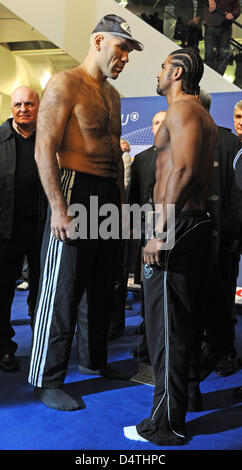 Heavyweight Champion WBA russe Nikolay Valuev (L) et son concurrent britannique David Haye (R) face off après la pesée officielle à Nuremberg, Allemagne, 06 novembre 2009. Et Valuev Haye sera fort pour le titre le 07 novembre. Photo : ARMIN WEIGEL Banque D'Images