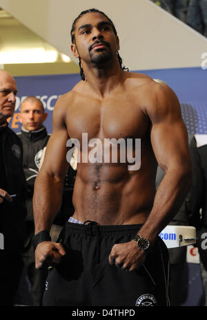 Boxeur britannique David Haye pose au cours de la pesée officielle à Nuremberg, Allemagne, 06 novembre 2009. Heavyweight Champion WBA russe Nikolay Valuev et Haye sera fort pour le titre le 07 novembre. Photo : ARMIN WEIGEL Banque D'Images