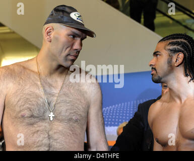 Heavyweight Champion WBA russe Nikolay Valuev (L) et son concurrent britannique David Haye (R) face off après la pesée officielle à Nuremberg, Allemagne, 06 novembre 2009. Et Valuev Haye sera fort pour le titre le 07 novembre. Photo : ARMIN WEIGEL Banque D'Images