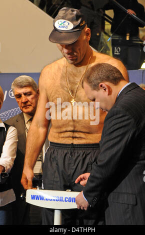 Heavyweight Champion WBA russe Nikolay Valuev pose au cours de la pesée officielle à Nuremberg, Allemagne, 06 novembre 2009. Valuev et son concurrent britannique David Haye sera fort pour le titre le 07 novembre. Photo : ARMIN WEIGEL Banque D'Images