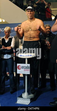 Heavyweight Champion WBA russe Nikolay Valuev pose au cours de la pesée officielle à Nuremberg, Allemagne, 06 novembre 2009. Valuev et son concurrent britannique David Haye sera fort pour le titre le 07 novembre. Photo : ARMIN WEIGEL Banque D'Images