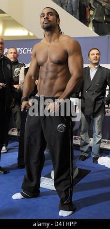 Boxeur britannique David Haye pose au cours de la pesée officielle à Nuremberg, Allemagne, 06 novembre 2009. Heavyweight Champion WBA russe Nikolay Valuev et Haye sera fort pour le titre le 07 novembre. Photo : ARMIN WEIGEL Banque D'Images