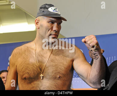 Heavyweight Champion WBA russe Nikolay Valuev pose au cours de la pesée officielle à Nuremberg, Allemagne, 06 novembre 2009. Valuev et son concurrent britannique David Haye sera fort pour le titre le 07 novembre. Photo : ARMIN WEIGEL Banque D'Images