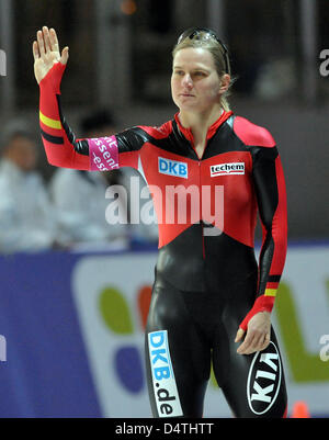 La patineuse de vitesse allemande Jenny Wolf devient deuxième dans les femmes ?s 500 m course à la Coupe du monde de patinage de vitesse à Berlin, Allemagne, 07 novembre 2009. Photo : Hendrik Schmidt Banque D'Images