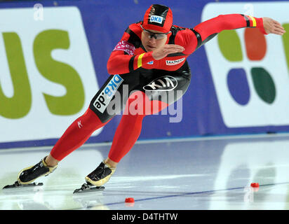 La patineuse de vitesse allemande Jenny Wolf devient deuxième dans les femmes ?s 500 m course à la Coupe du monde de patinage de vitesse à Berlin, Allemagne, 07 novembre 2009. Photo : Hendrik Schmidt Banque D'Images