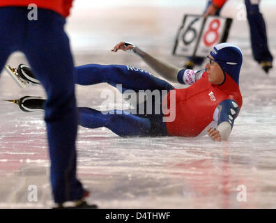 Le patineur de vitesse néerlandais Stefan Groothuis tombe pendant la course de 1000 m à la Coupe du monde de patinage de vitesse à Berlin, Allemagne, 06 novembre 2009. Photo : Hendrik Schmidt Banque D'Images