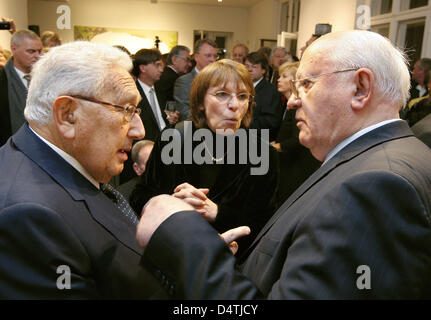 L'ex-secrétaire d'État et récipiendaire du Prix Nobel de la Paix Henry Kissinger (L) parle à l'ancien chef d'État soviétique Mikhaïl Gorbatchev (R) à la Villa Musée germano-allemande à Schoeningen Glienicker Pont entre Berlin et Potsdam, Allemagne, 08 novembre 2009. Le musée a été ouvert le soir avant la chute du Mur de Berlin. Le Glienicker Bridge a été utilisé comme un échange p Banque D'Images