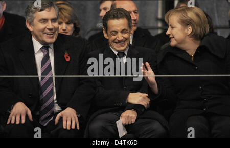 La chancelière allemande Angela Merkel (R) s'entretient avec le Premier ministre britannique, Gordon Brown (G) et le président français, Nicolas Sarkozy, au cours de célébrations du 20e anniversaire de la chute du Mur de Berlin à Berlin, Allemagne, 09 novembre 2009 . Photo : Rainer Jensen Banque D'Images