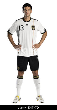 La photo montre le document non daté du football allemand Michael Ballack international dans le new jersey de l'équipe nationale de football allemande pour la Coupe du Monde de football 2010 qui aura lieu en Afrique du Sud à Herzogenaurach, Allemagne. La Fédération allemande de football (DFB) et fournisseur d'adidas a présenté les maillots le 10 novembre 2009. Photo : adidas Banque D'Images