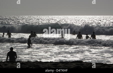 Les touristes se baignent dans l'océan à la plage Cala Speranza près de la ville d'Alghero en Sardaigne, Italie, 06 septembre 2009. Photo : Roland Holschneider Banque D'Images