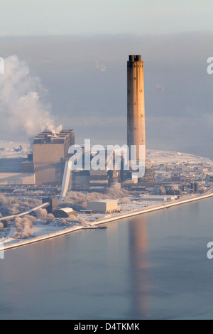 Une vue aérienne de la station d'alimentation ScottishPower Longannet sur la rive nord du Firth of Forth près de Kincardine, en Écosse. Banque D'Images