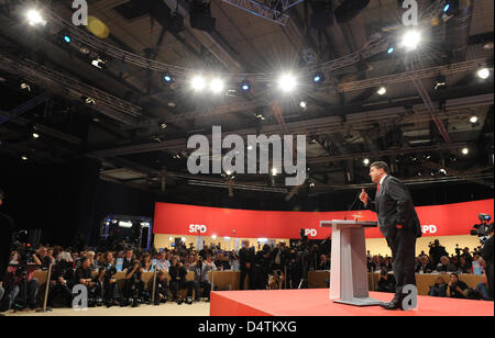 Sigmar Gabriel, désigné président des sociaux-démocrates (SPD), prononce un discours à la conférence du parti SPD à Dresde, Allemagne, 13 novembre 2009. Le parti fédéral conférence des SPD a lieu à Dresde du 13 au 15 novembre 2009, six semaines après la débâcle des élections au Bundestag. Photo : PETER KNEFFEL Banque D'Images