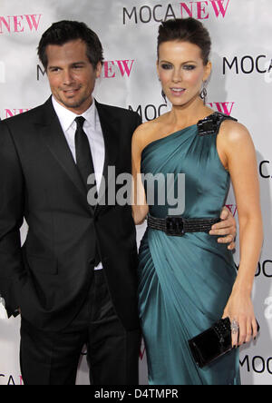 L'actrice britannique Kate Beckinsale (R) et son mari Len Wiseman (L) arriver au Musée d'Art Contemporain (MOCA) ?s Gala 30e anniversaire à Moca Grand Avenue à Los Angeles, CA, United States, 15 novembre 2009. Photo : Hubert Boesl Banque D'Images