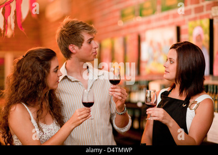 Dégustation de vin et les clients de serveur Banque D'Images