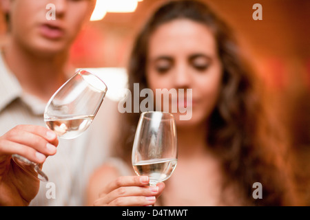 Dégustation de vin dans les épiceries Couple Banque D'Images