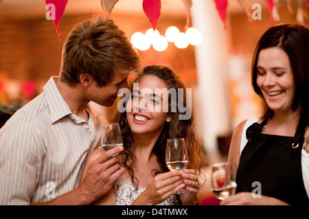 Dégustation de vin et les clients de serveur Banque D'Images